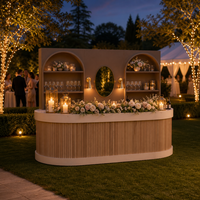 Comptoir de bar événementiel modulaire arrondi en lattes de bois brun mat avec miroir ovale et appliques murales dorées pour location de mobilier de fête