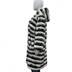 <span class=keywords><strong>Cappotto</strong></span> di Lusso da Donna <span class=keywords><strong>con</strong></span> <span class=keywords><strong>Cappuccio</strong></span> <span class=keywords><strong>in</strong></span> Finta <span class=keywords><strong>Pelliccia</strong></span> di Coniglio a Righe, Bianco e Nero, Vestibilità Ampia e Silhouette Lunga per la Moda Invernale - Product Image 2