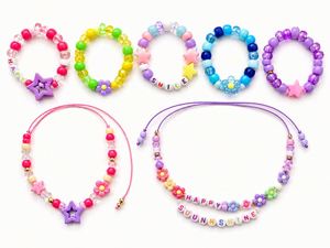 Kit de Manualidades con 24 Compartimentos, Barril de Plástico con Cuentas Coloridas de Estrellas, Flores y Letras Doradas para Hacer Joyería - Product Image 3