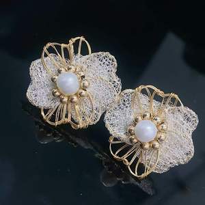 Pendientes de Perlas Florales de Encaje Tejidos a Mano, Diseño Italiano, con Flores de Malla y Perlas de Agua Dulce con Baño de Oro de 14K - Product Image 3