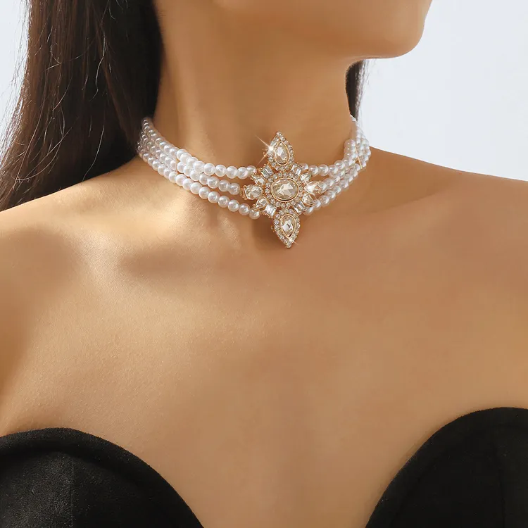 Kalung manik-manik mutiara multi lapisan elegan Prancis kerah berlian imitasi silang desain retro untuk wanita
