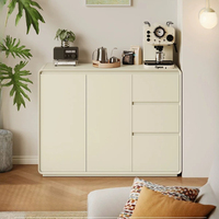 Buffet minimaliste en bois aux bords arrondis, cadre en bois grain noyer, porte coulissante blanche, poignée dissimulée, rangement avec tiroirs