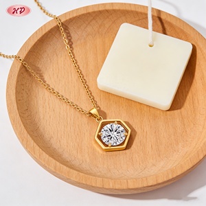 Collier en laiton plaqué or 18 carats avec pendentif hexagonal et zircon rond AAA pour femme, vente en gros Hengdian Joyeria - Product Image 5