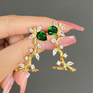 Boucles d'oreilles manchette en or massif 18 carats en forme de plante dorée, serties d'émeraudes et de diamants taille princesse, pour femme, romantiques, à porter au quotidien - Product Image 5