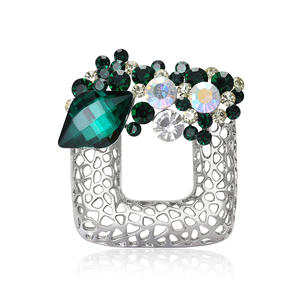 Broche de Flor Cuadrado de Aleación Hueca Chapado en Oro con Diamantes de Imitación, Diseño de Moda, Regalo de Lujo para Fiesta de Compromiso y Boda con Baño de Oro - Product Image 3