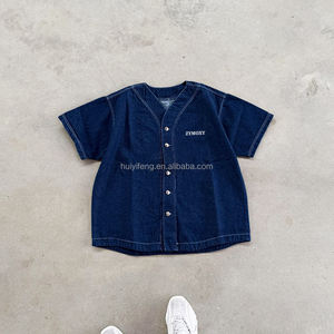 Set 2 Pezzi Personalizzato in Denim: <span class=keywords><strong>Camicia</strong></span> a Maniche Corte con Scollo a V e Bottoni e Pantaloncini in <span class=keywords><strong>Jeans</strong></span> <span class=keywords><strong>di</strong></span> Alta Qualità per Uomo - Product Image 3