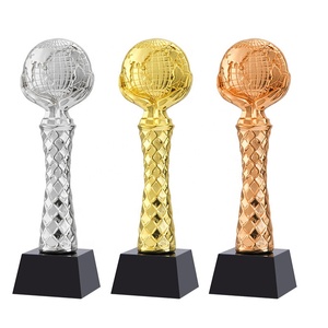 Trophée en cristal en forme de globe terrestre doré en gros, trophée en résine <span class=keywords><strong>vierge</strong></span> personnalisé, trophée de récompense - Product Image 2