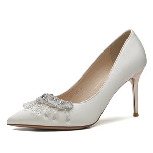 Chaussures de mariage élégantes pour femmes, talons aiguilles en satin blanc à bout pointu avec décoration en cristal, talon haut de 3 à 5 cm - Product Image 5