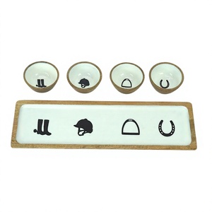 Casco de bota de caballo, estribo, estampado de zapatos, plato de esmalte blanco, bandeja para servir con 4 cuencos, juegos de regalos, juegos de madera ecológicos para servir - Product Image 1