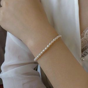 Pulsera de cuentas de perlas de agua dulce naturales de arroz pequeño chapado en oro de 18 quilates, joyería de pulsera de boda delicada - Product Image 2