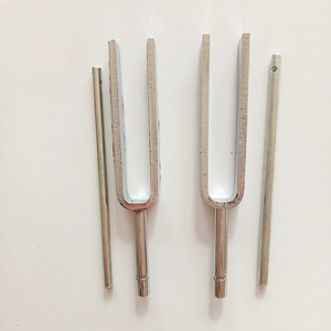 Ensemble de diapasons métalliques en gros avec marteau de percussion, outil de réglage d'instruments de musique, aide pédagogique pour la musique ou le laboratoire - Product Image 2