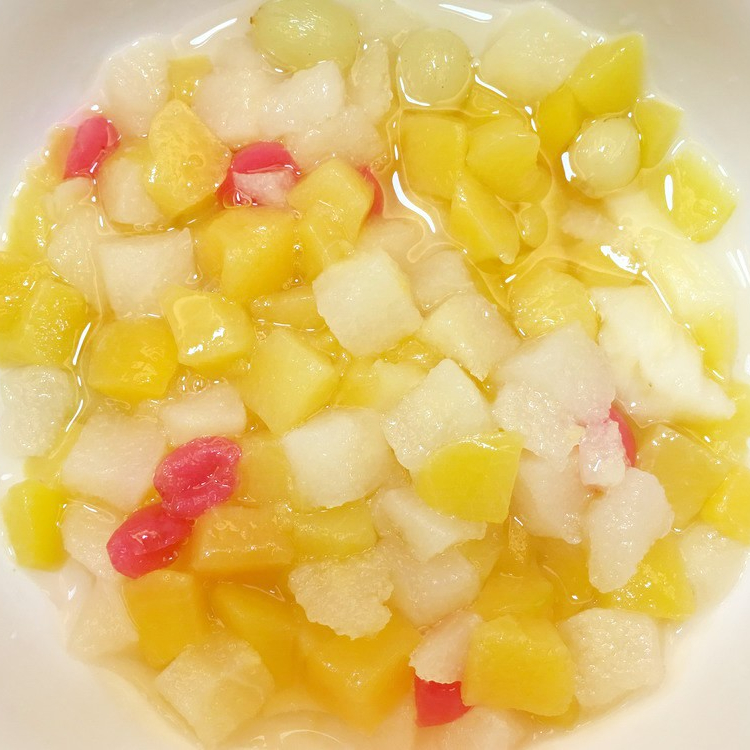 Сладкий вкус консервированные фрукты коктейль смешанный персик груша ананас вишня в кубиках легкий сироп