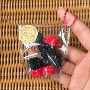 Jouet anti-stress réaliste en forme de fruits (Myrtille, Fraise, Kiwi) – Pâte super douce et collante à presser – Jouet sensoriel anti-anxiété pour tous les âges - Product Image 2