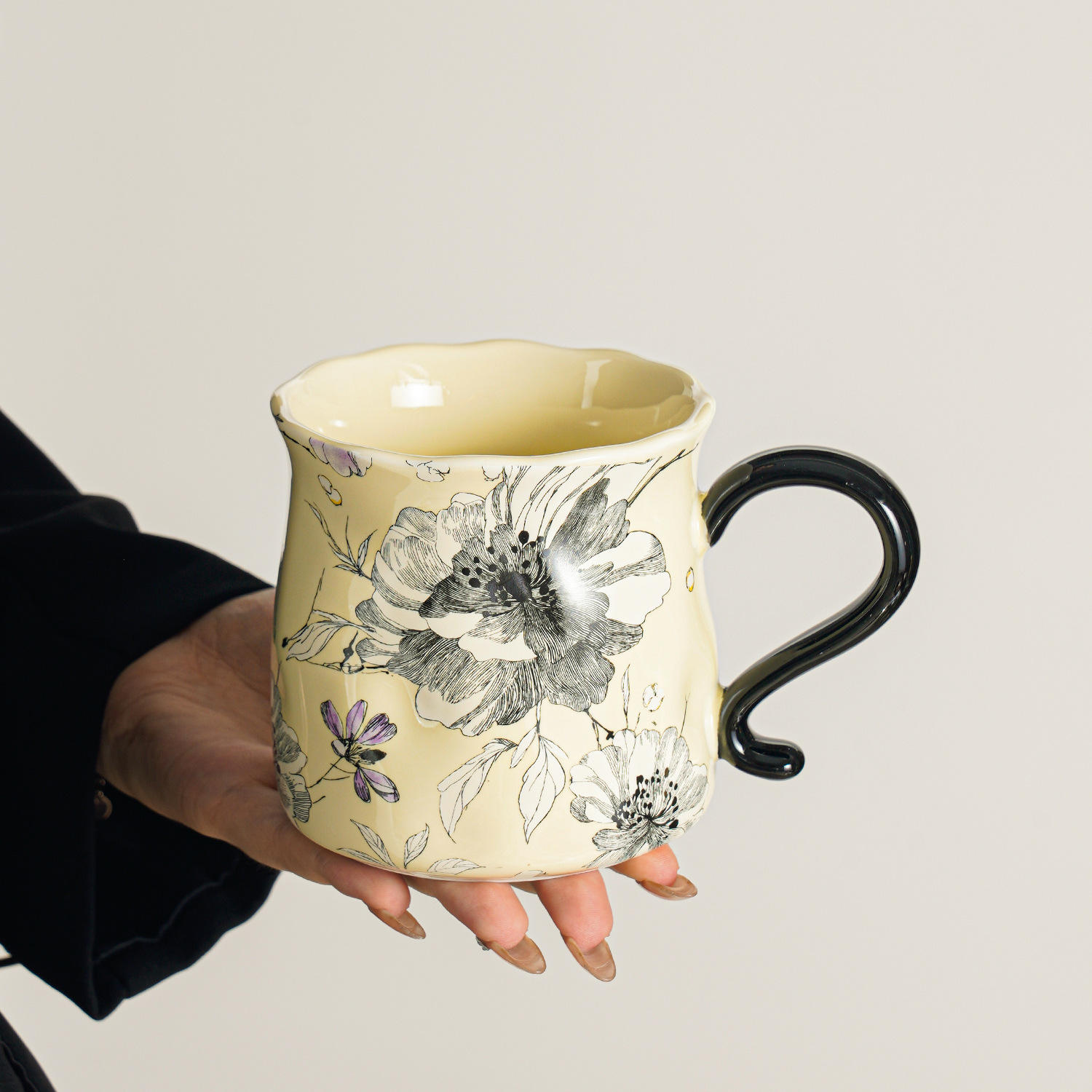 Borde floral con rima púrpura.