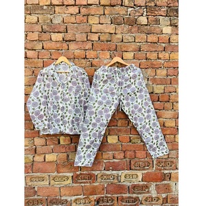 ชุดนอนผ้าฝ้ายพิมพ์ลายบล็อกนุ่มสบายสำหรับผู้หญิง ระบายอากาศได้ดี น้ำหนักเบา เหมาะสำหรับการนอนหลับและพักผ่อน - Product Image 1