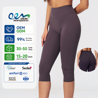 Fabricante OEM de Ropa Deportiva, Leggings de Yoga Capri para Mujer con Logotipo Personalizado, Cintura Alta, Control de Abdomen, Secado Rápido, Ajuste Esculpido y Suave