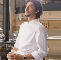 Uniforme de chef élégant avec une coupe moderne, design stylé, logo brodé, ajustement parfait, prix abordable