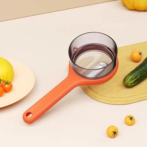 Un éplucheur de cuisine multifonctionnel, doté d'une construction en acier inoxydable, sert d'outil miraculeux pour les fruits. - Product Image 3