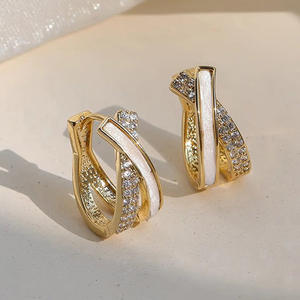 Orecchini a Cerchio Dorati da Donna, Placcati in Oro 18K, con Cristalli e Strass, Design Geometrico di Lusso per Uso Quotidiano - Product Image 4