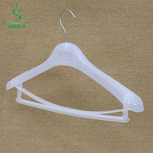 Colgador de plástico para traje negro de diseño clásico - Product Image 4