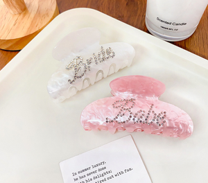 مشابك شعر أكريليك وردية سهلة التخصيص مع أحجار الراين وحروف فرنسية، مشابك فاخرة كبيرة الحجم للنساء - Product Image 6