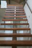 Escalier suspendu à structure invisible, escalier flottant modulaire personnalisé, marches en bois massif avec garde-corps en acier