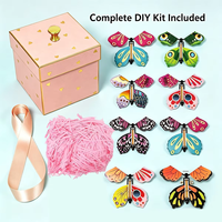 Boîte surprise à gâteau explosif blanc pour fête et anniversaire, en stock, avec fleurs et papillons volants