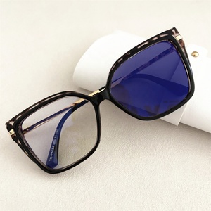 Lunettes Photochromiques Tendance pour Femmes Anti-Reflet Bleu UV400 Monture TR90 Charnière à Ressort Acier Doré Surdimensionnées - Product Image 1