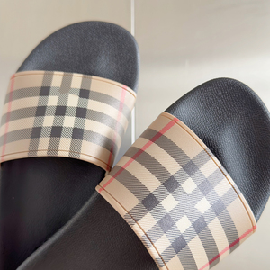 Sandales de luxe à carreaux beiges pour hommes et femmes 2026 – Claquettes de créateur tendance, pantoufles imperméables haut de gamme, chaussures personnalisées en plastique - Product Image 5