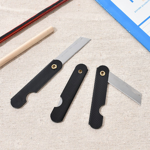 Mini couteau utilitaire noir à lame en acier inoxydable, fonctionnement manuel, pour couper du papier et ouvrir des boîtes, outil de papeterie - Product Image 1