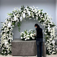 Rangée de fleurs artificielles blanches et vertes style forêt pour allée de mariage, arrangement floral pour décoration d'arche et de fond