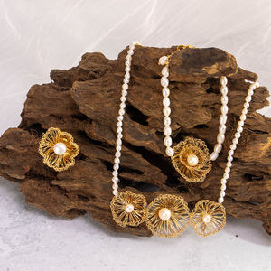 Collar de Perlas Naturales de Agua Dulce con Cadena de Hojas Envueltas en Metal Plateado, Joyería de Lujo Coreana para Unisex, Regalo de Moda para Fiestas - Product Image 1