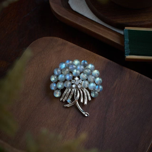Broche originale en forme de pissenlit avec perles rondes et pierres précieuses pour femme, idéale pour les tenues de cérémonie - Product Image 2