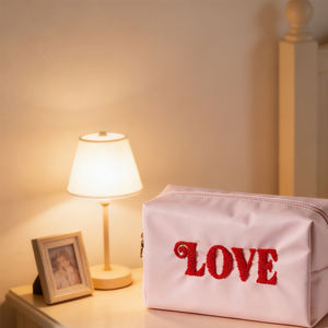 Sac à cosmétiques en nylon personnalisé à la vente, broderie en chenille LOVE, trousse de maquillage avec fermeture éclair - Product Image 2