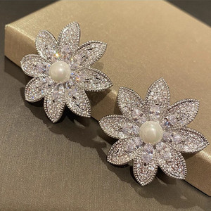 Eleganti Orecchini a Perno con Perle Finte e Motivi Floreali, Gioielli di Lusso da Donna, Zirconi Scintillanti, per Uso Quotidiano e Regalo - Product Image 5