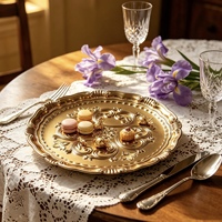 Assiette de service personnalisable en plastique PP doré électroplaqué, motif baroque en relief, pour la décoration de table de fête ou d'hôtel
