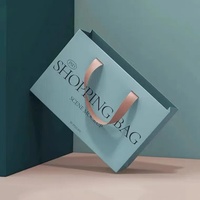 Sac de Shopping en carton imprimé avec Logo personnalisé, noir, vente au détail, emballage de luxe, sac en papier cadeau avec poignée en ruban