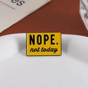 Individuelle Zinklegierung-Gussanstecknadel – 'Nope Not Today' Arbeitsplatz-Zitat, gelbes Schild, Brosche, Anstecknadel, schwarz vernickelt, Humor-Geschenk für - Product Image 4