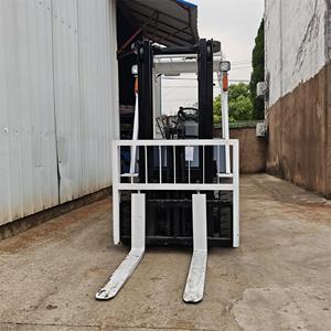 Chariot élévateur TCM d'occasion de 3 tonnes, fabrication japonaise, modèle FD30, diesel, avec déplaceur latéral hydraulique, pneus pleins, haute qualité et prix abordable - Product Image 4