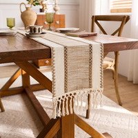 Nappe de table Ychon à rayures, chemin de table ajouré en polyester et coton avec pompons pour la décoration intérieure