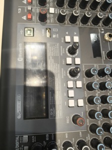 Console di Mixaggio Digitale Professionale a 32 Canali UT32 con Display Retroilluminato, Ingresso/Uscita MIDI, Struttura in Metallo <span class=keywords><strong>per</strong></span> Eventi all'Aperto e Palcoscenici - Product Image 6