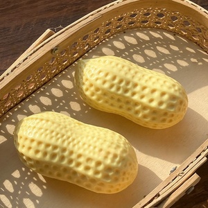 ของเล่นบีบถั่วลิสงแบบคืนตัวช้า ทาก้า สควิชชี่ ทอย บอล - Product Image 1