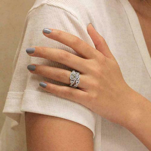 Anello di fidanzamento da donna F1802 in oro bianco con diamante taglio brillante rotondo naturale colore D e montatura a halo - Product Image 6