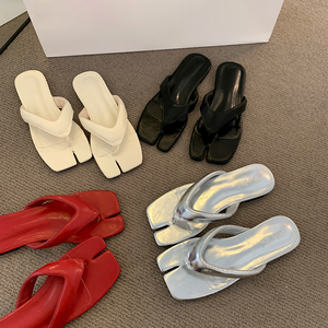 Magnifiques sandales de plage argentées pour femmes, parfaites pour les tenues d'été 2025, nouvelle collection, tongs plates style queue de cochon - Product Image 1