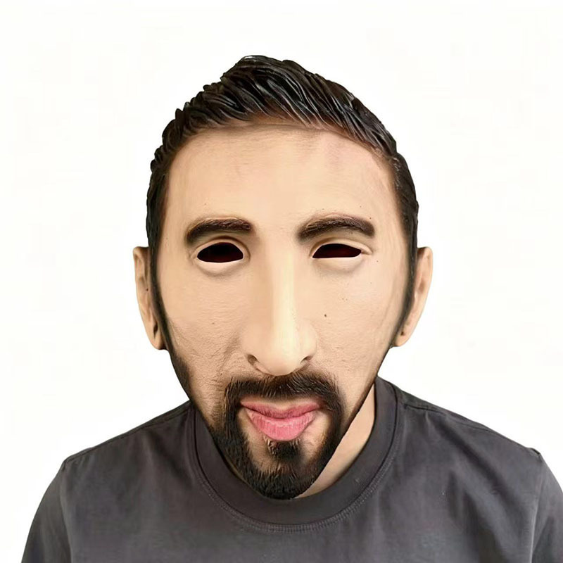Homme d'âge mûr à la peau et à la barbe.