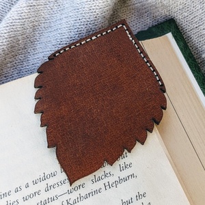 Small Maple Leaf-Shaped High-End PU Leather <b>Bookmark</b> Retro Style for Promotions - Product Image 2