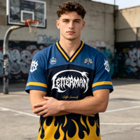 Camiseta deportiva de malla Bird Eye con sublimación completa personalizada, logotipo personalizado completo, estampado de llamas a rayas, cuello en V holgado para jóvenes a la moda.