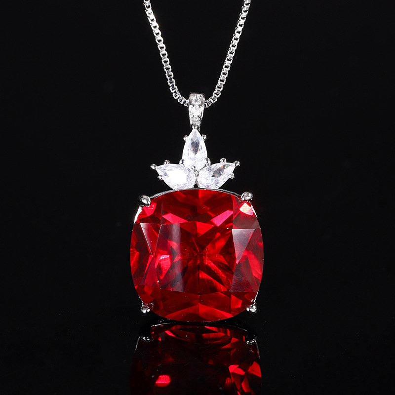 Pendentif corindon rouge avec chaîne
