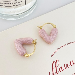 Pendientes de Aro con Forma de Corazón Color Durazno Chapados en Oro para Mujer, 3 Pares de Pendientes de Aro con Diseño de Espada Punk para Regalos y Fiestas - Product Image 6