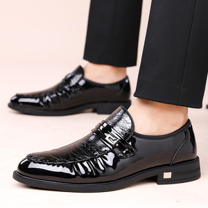 Mocasines de cuero charol para hombre, sin cordones, punta redonda, color liso, para todas las estaciones, zapatos casuales, ligeros, cómodos y a la moda. - Product Image 4